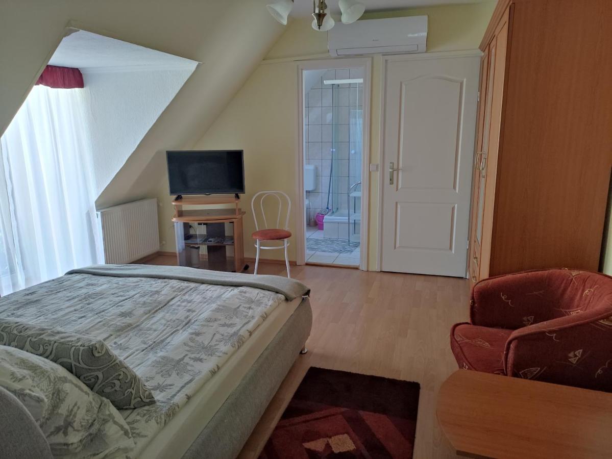 Zsanett Appartement เฮวิซ ภายนอก รูปภาพ
